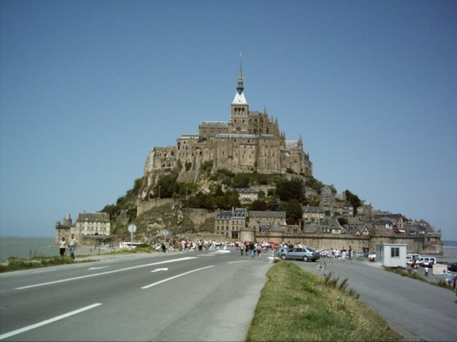 Mont St Michel, Merveille de l'Occident, patrimoine mondial de l'UNESCO entre Bretagne et Normandie, son Abbaye et l'Archange Saint Michel terrassant le dragon.